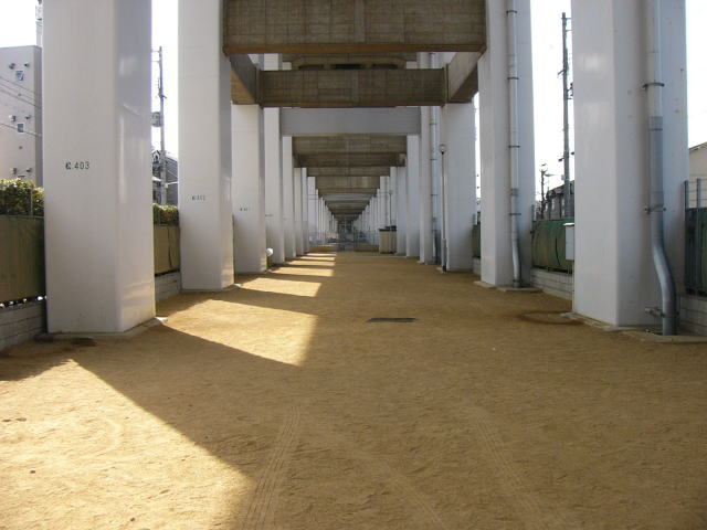 平野線跡に立つ高速道路の支柱